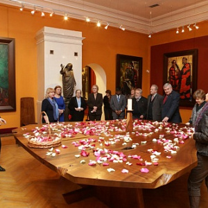 The ceremony of spiritual unity at the Nakashima Peace Table 